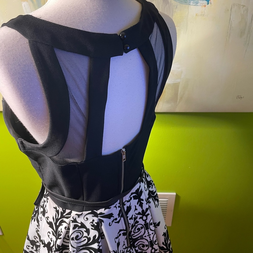 Beautiful dress !!! - Picture 3 of 3